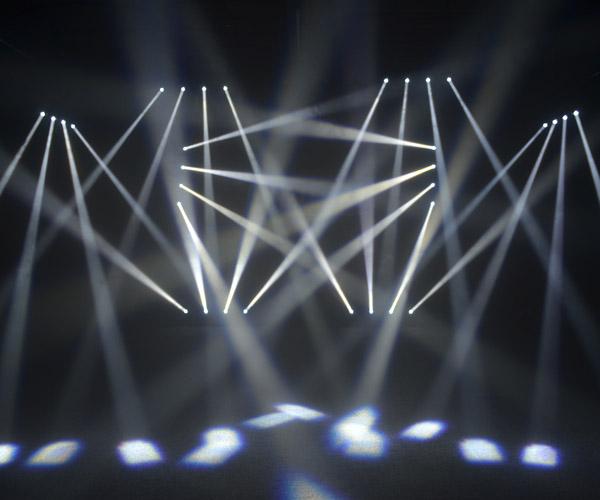 4 lumière principale mobile de faisceau d'éclairage d'étape des têtes RGBW 4 in-1 LED pour le concert/théâtre